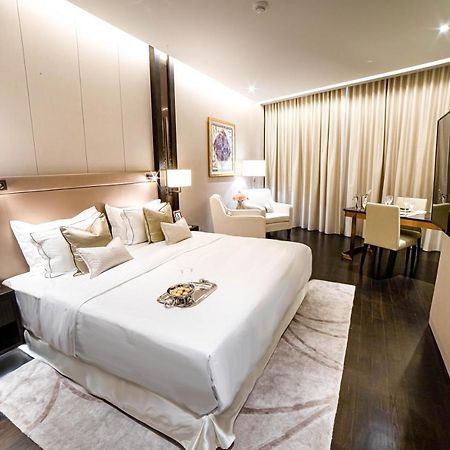 Ph Suites At Pavilion Bukit Bintang Kuala Lumpur Dış mekan fotoğraf A bedroom at the hotel