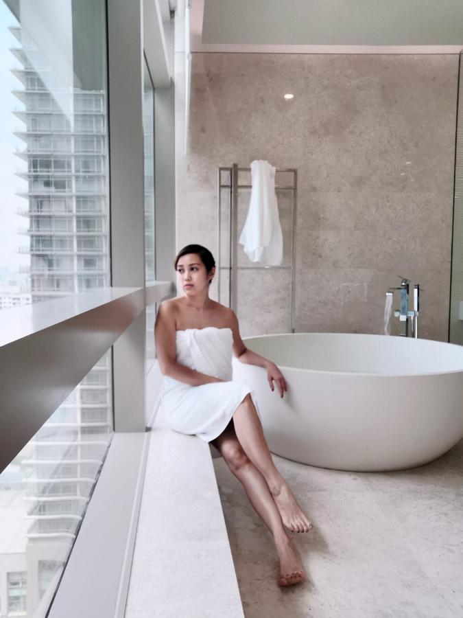 Ph Suites At Pavilion Bukit Bintang Kuala Lumpur Dış mekan fotoğraf A woman wrapped in a bath sheet